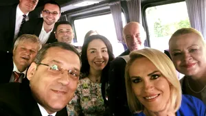 Selfie la Cotroceni | Primarul Gabriela Firea s-a fotografiat alături de primarii de sectoare, la recepţia dată de Iohannis de Ziua Europei