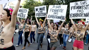 Aproximativ 30 de membre ale mişcării Femen au manifestat în faţa Palatului de Justiţie din Paris