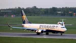 Zborul Ryanair, deturnat în Belarus, a ajuns la destinaţie. Pasagerii povestesc că au fost ţinuţi fără informaţii şi interogaţi pe aeroportul din Minsk
