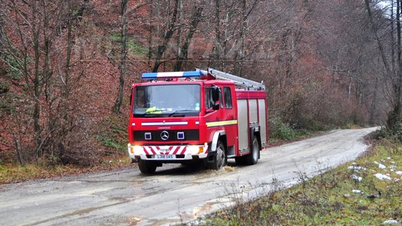 Elevii din două sate hunedorene merg la şcoală cu maşina de pompieri - FOTO