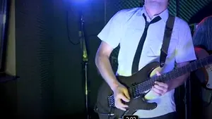 Chitaristul Marius Pop, printre cei 100 de finalişti ai concursului Guitar Idol