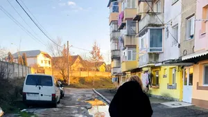 Balcoanele construite ilegal vor fi demolate într-un oraş din ţară. Primar: „M-am săturat de improvizaţii, gropi, maidan, coteţe”