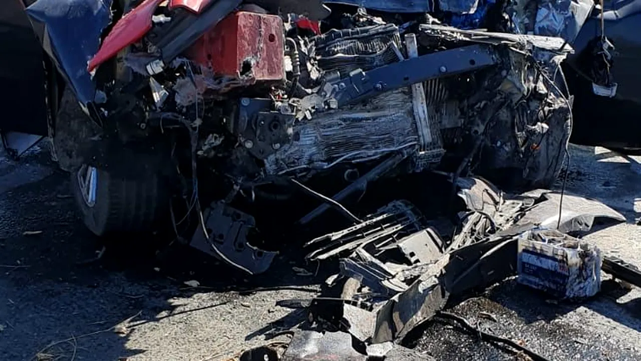 Accident mortal în Constanţa, după ce o maşină s-a ciocnit de un TIR. Bilanţ: Un mort - FOTO