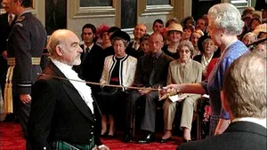 Momentul când Regina Elisabeta a II-a l-a numit Sir pe actorul Sean Connery. Povestea singurului român făcut cavaler al Imperiului

