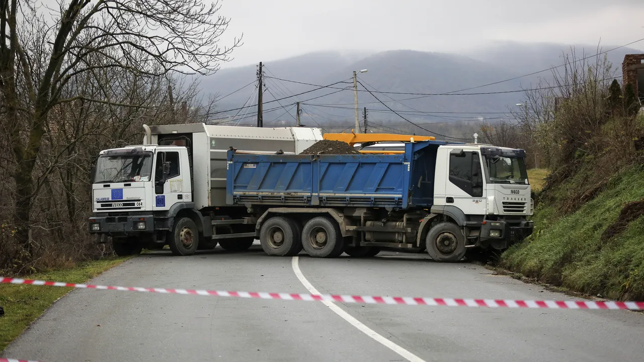Guvernul din Kosovo închide un punct vamal de la graniţa cu Serbia, pe fondul tensiunilor