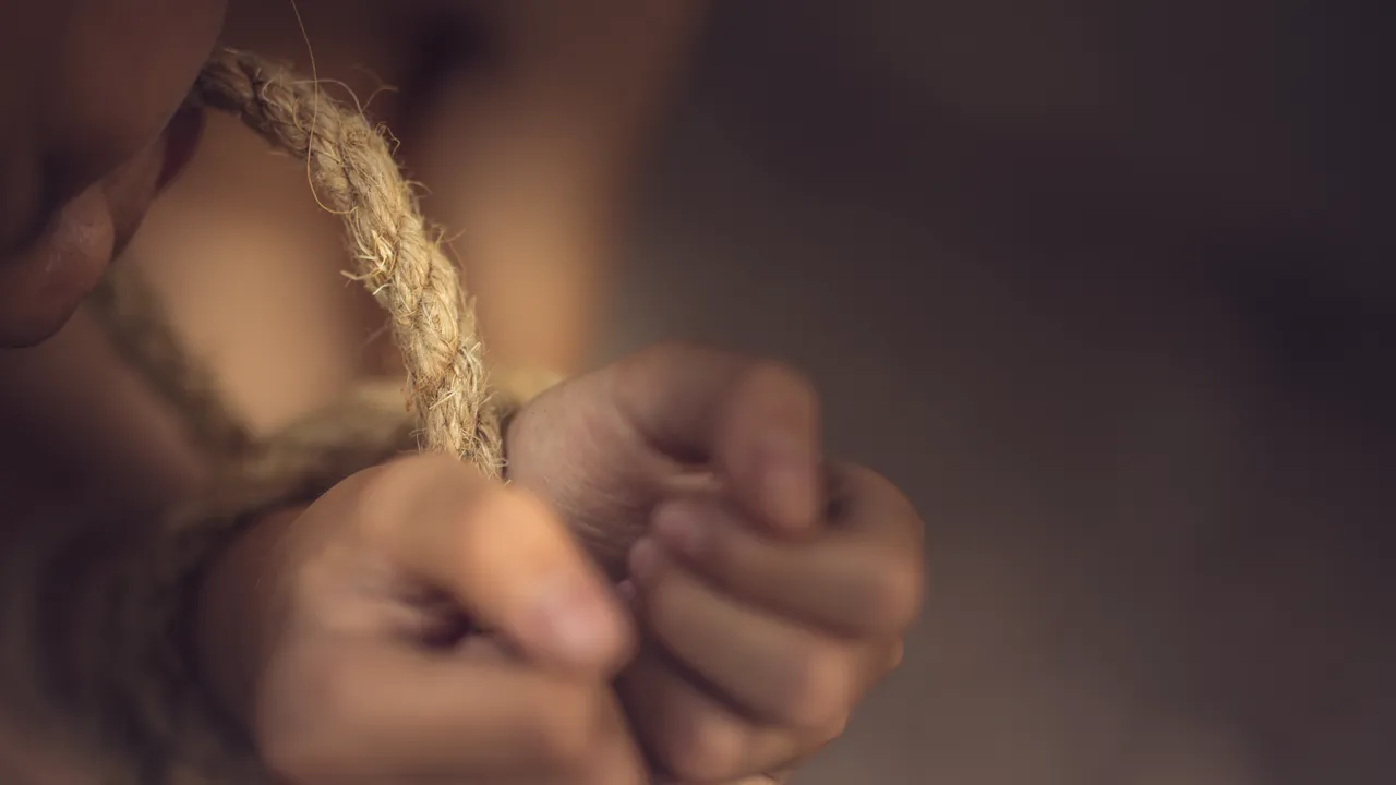 Caz revoltător de violenţă domestică. Un bărbat i-a legat fiului său de 2 ani un ştreang de gât şi a ameninţat că-l omoară