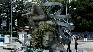 Un artist acoperă o sculptură cu deșeuri din plastic în fața ONU, în semn de protest față de poluare