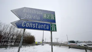Trafic în condiţii de ninsoare şi viscol pe Autostrada A2 / Drumarii intervin cu nouă utilaje pentru curăţarea carosabilului
