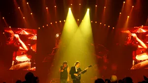 AC/DC la Bucureşti, foarte aproape de a fi o înşelătorie de trei milioane de euro