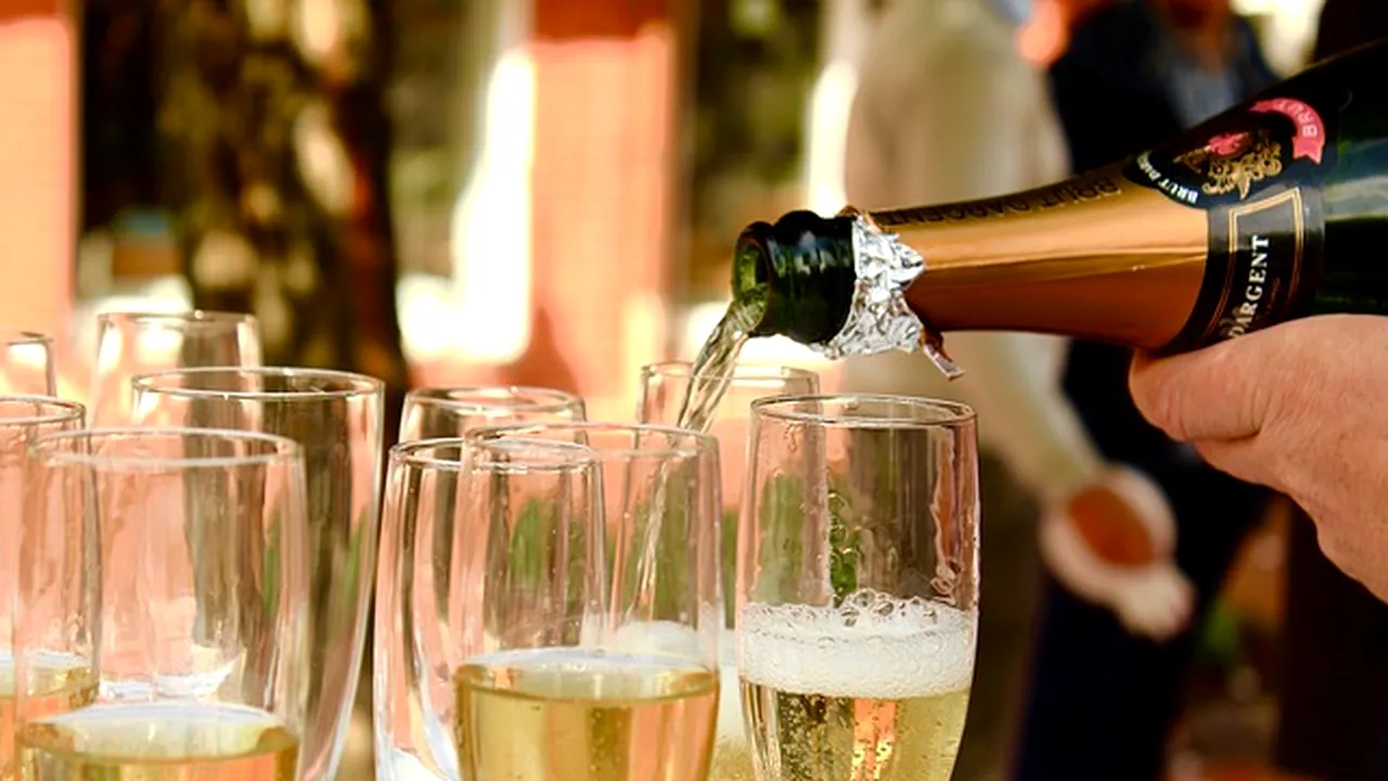 Şampania îşi schimbă originea. O lege din Rusia obligă producătorii din alte ţări să numească băutura ”vin spumant”