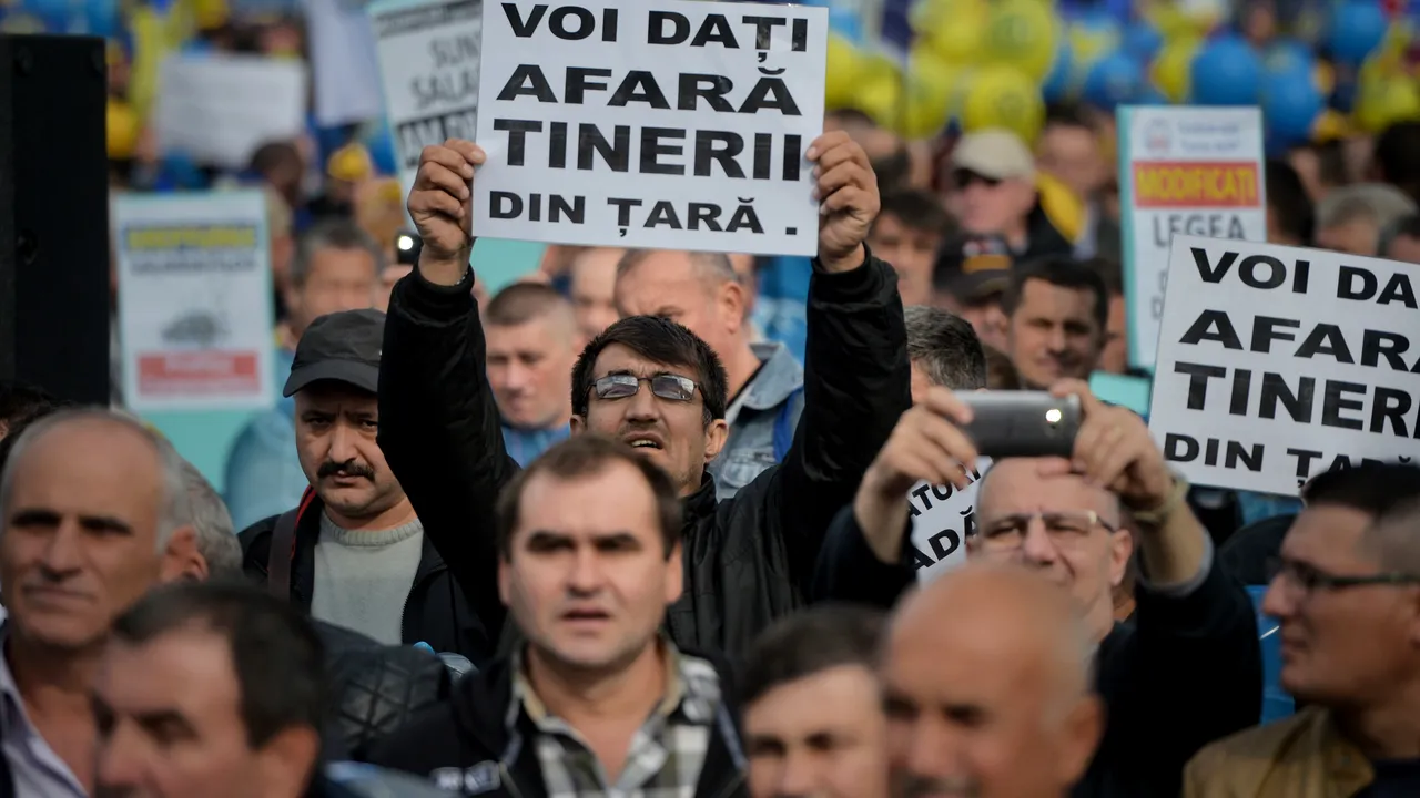 Proteste în Capitală şi 29 de judeţe faţă de trecerea contribuţiilor sociale de la angajator la angajat / Sindicaliştii BNS susţin că pregătesc demersuri judice pentru a bloca trasferul taxelor sociale | GALERIE FOTO