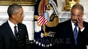Secretarul american al Justiţiei şi-a anunţat demisia cu lacrimi în ochi. Alături de el a fost Barack Obama - VIDEO