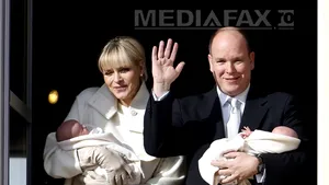 Prima apariţie publică a gemenilor prinţului Albert de Monaco - FOTO