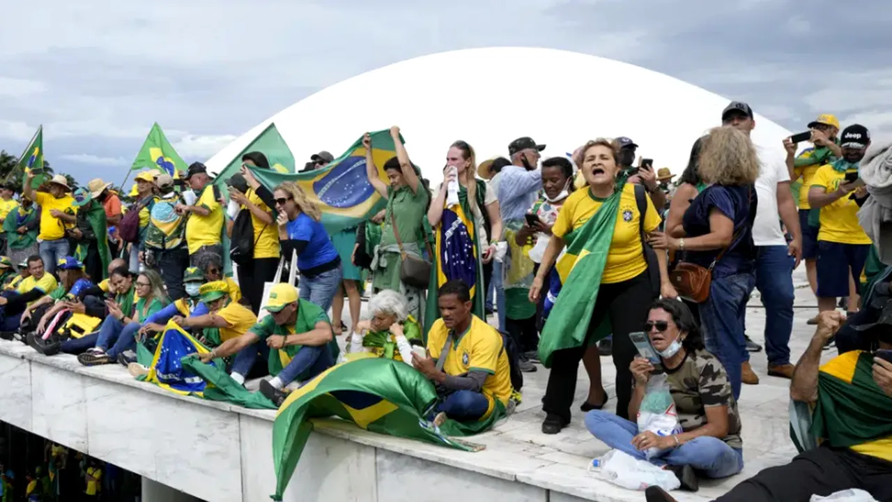 Susţinătorii lui Bolsonaro încearcă să intre în Parlamentul Braziliei: lupte cu poliţia

