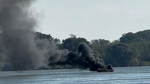 O barcă de pe Dunăre a luat foc, în zona Milei 35. Două persoane erau la bord