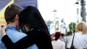 Bărbaţii preferă să aibă iubite blonde, dar îşi aleg soţii brunete