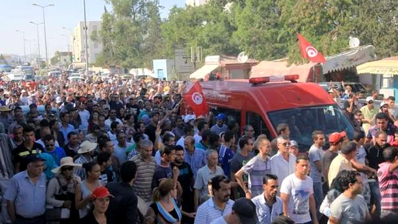 TENSIUNE în TUNISIA: Grevă generală anunţată, după asasinarea lui Mohamed Brahmi. Poliţia a folosit gaze lacrimogene pentru a dispersa manifestanţii