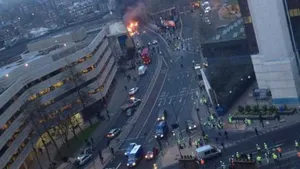 Un elicopter s-a prăbuşit la Londra, în apropiere de sediul MI6: 