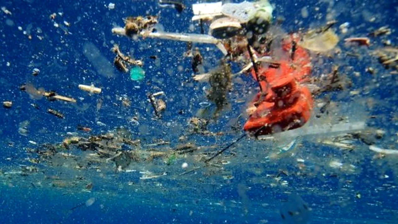„Smogul de plastic” plutitor sufocă oceanele. Ce arată datele colectate timp de 40 de ani
