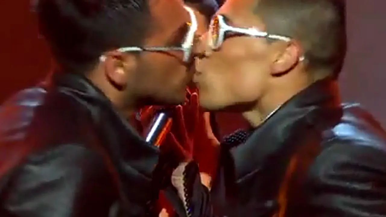 Sărut patimaş gay între dansatorii Innei! - VIDEO