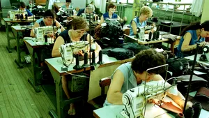 O companie britanică a decis să închidă fabrica de la Urziceni, lăsând pe drumuri 350 de croitorese: 