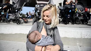 Victorie pentru mame. Lege: Orice discriminare a mamelor care alăptează în public va putea fi sancţionată