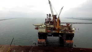 FOTO | Cum arată platforma de foraj petrolier gigantică care a sosit în Portul Constanţa