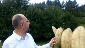 Cluj: Kelemen a inaugurat un parc artistic la Vlaha, cu sculpturi în fân ale artistului Ernő Bartha - FOTO