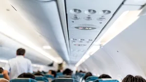 Aterizare de urgenţă. Un avion Bucureşti - Madrid a aterizat la Timişoara, din cauza unei femei care prezenta simptome Covid-19