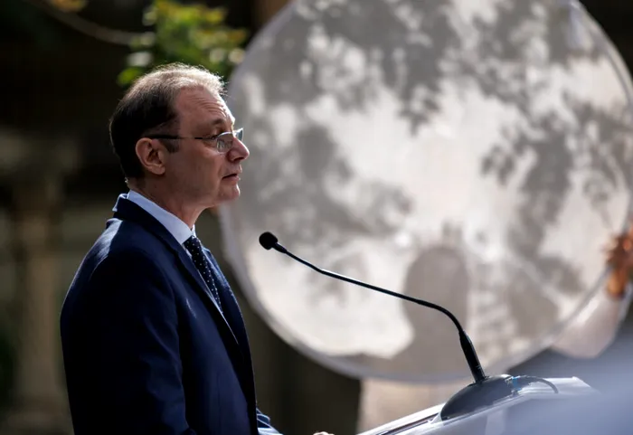 POLITIC Luca Niculescu depune astăzi programul de guvernare și lista miniștrilor. PSD intră la guvernare, iar PNL și UDMR promit să susțină Executivul