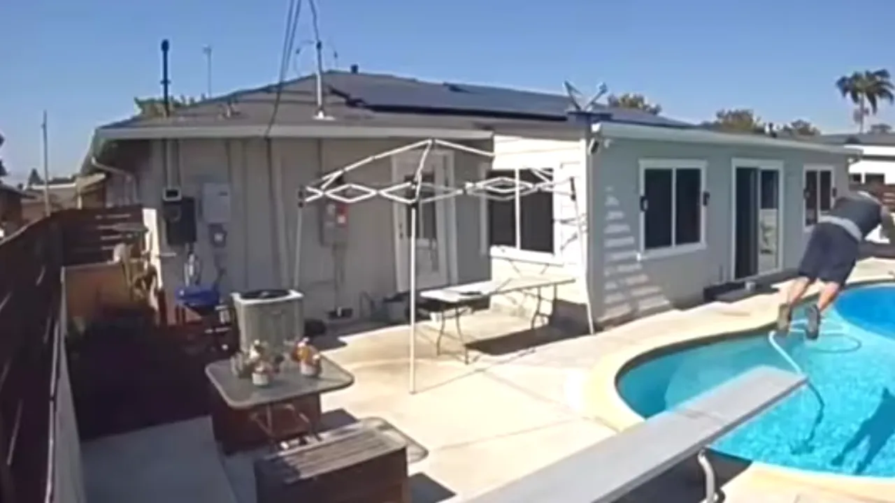 California. Valul de căldură a ajuns atât de puternic încât un curier a sărit în piscina unui client