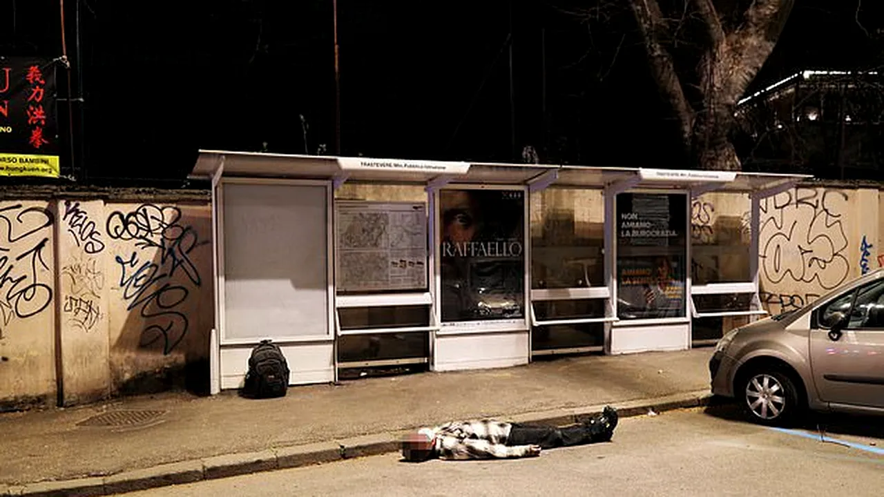 Momentul terifiant în care paramedicii italieni preiau un bărbat care s-a prăbuşit în staţia de autobuz din cauza Coronavirusului