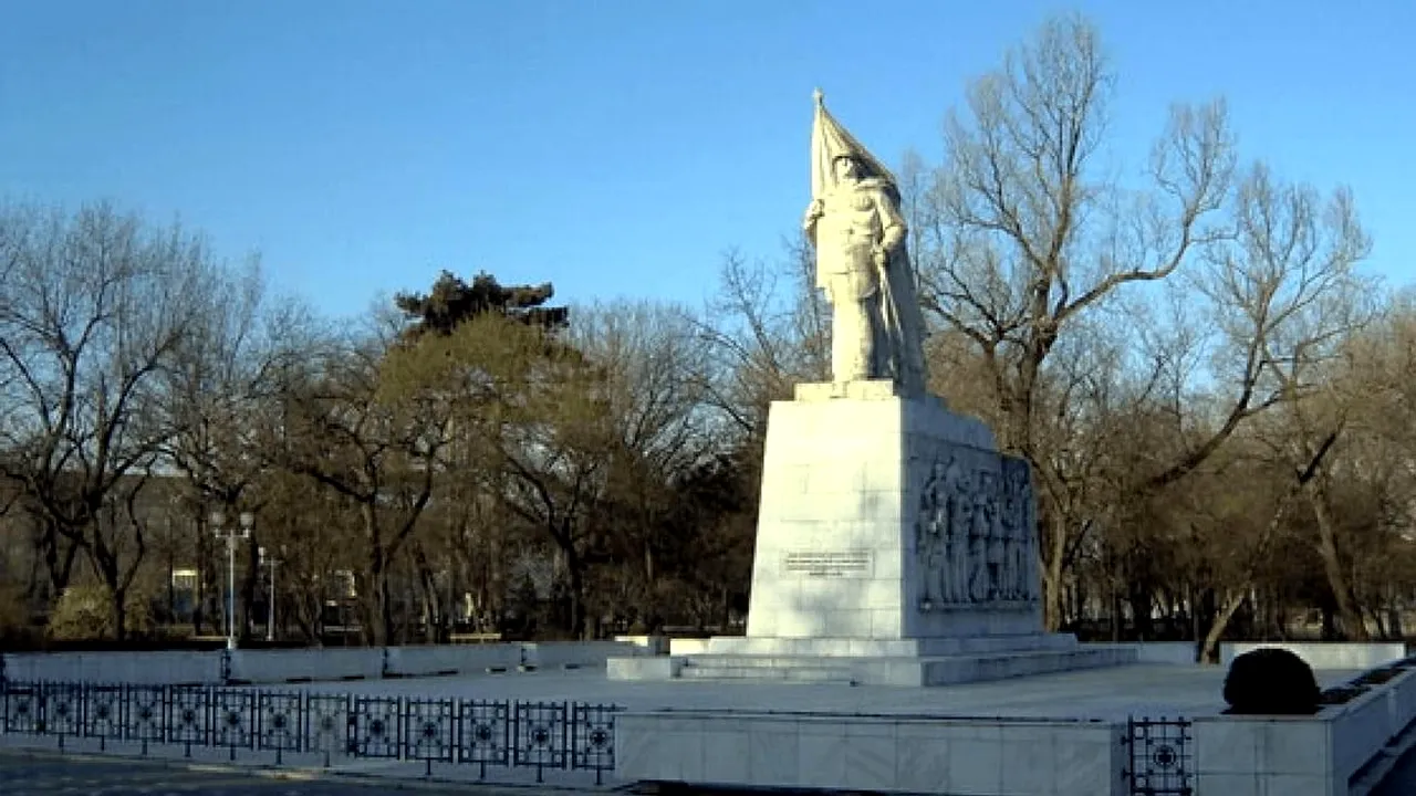 Prefectul din Timiş solicită mutarea fostei statui a Ostaşului Sovietic din Parcul Scudier
