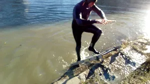 Crucea din lemn aruncată în Dunăre, recuperată de un bărbat care încearcă acest lucru de 20 de ani | FOTO