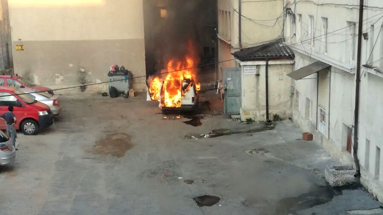 Maşină în flăcări în curtea unui liceu din Piteşti