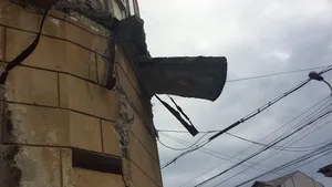 O bucată din planşeul balconului unei clădiri dezafectate din Constanţa s-a prăbuşit, fără a se înregistra victime - FOTO