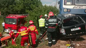 VIDEO, FOTO | Cinci persoane au murit după ce maşina în care se aflau a fost lovită de tren în Bistriţa