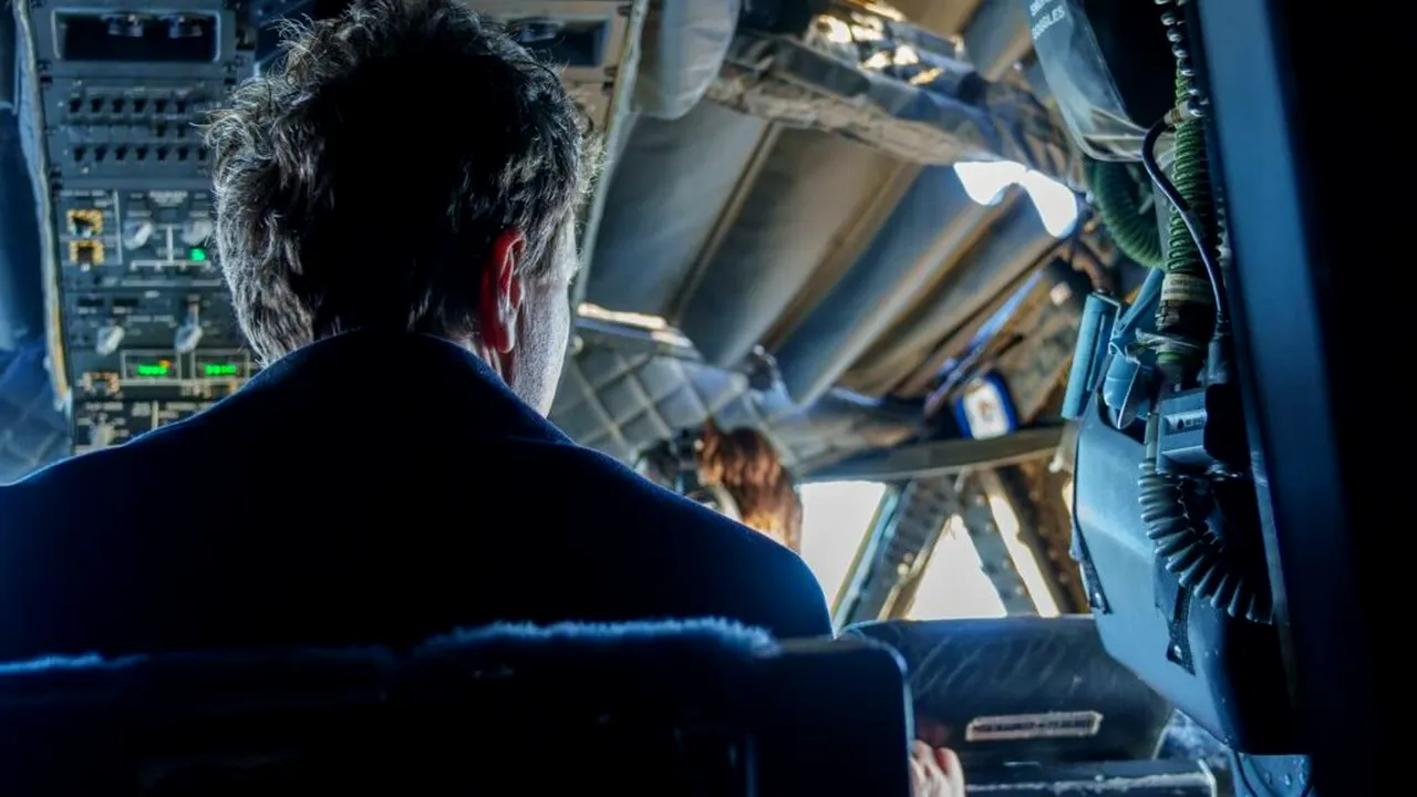 Avionul care l-a adus în țară pe Nicușor Dan a aterizat la București. Escortat deasupra Elveției de două avioane F-18