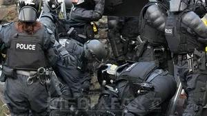 Belfast: Zeci de poliţişti au fost răniţi în confruntări cu protestatari loialişti