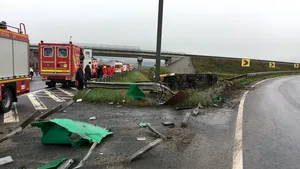 ACCIDENT grav pe breteaua de ieşire pe A1:  Un autocar cu  33 de persoane s-a răsturnat. 26 de răniţi au fost transportaţi la spitalul judeţean, 6 la spitalul militar/ Unul dintre răniţi, în stare critică | FOTO, VIDEO