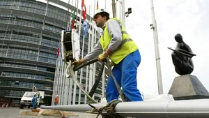 PE cere aplicarea liberei circulaţii pentru lucrătorii români şi bulgari