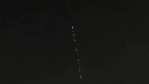 Observatorul Astronomic: Luminile suspecte văzute pe cerul Capitalei sunt sateliţi lansaţi de compania Space X a lui Elon Musk