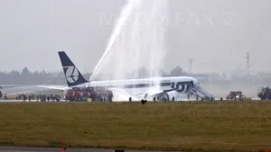 Aterizare forţată: Cum a ajuns la sol un avion cu 200 de pasageri, fără tren de aterizare - VIDEO