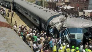 Un tren de călători a deraiat în nordul Indiei, provocând moartea a 26 de persoane