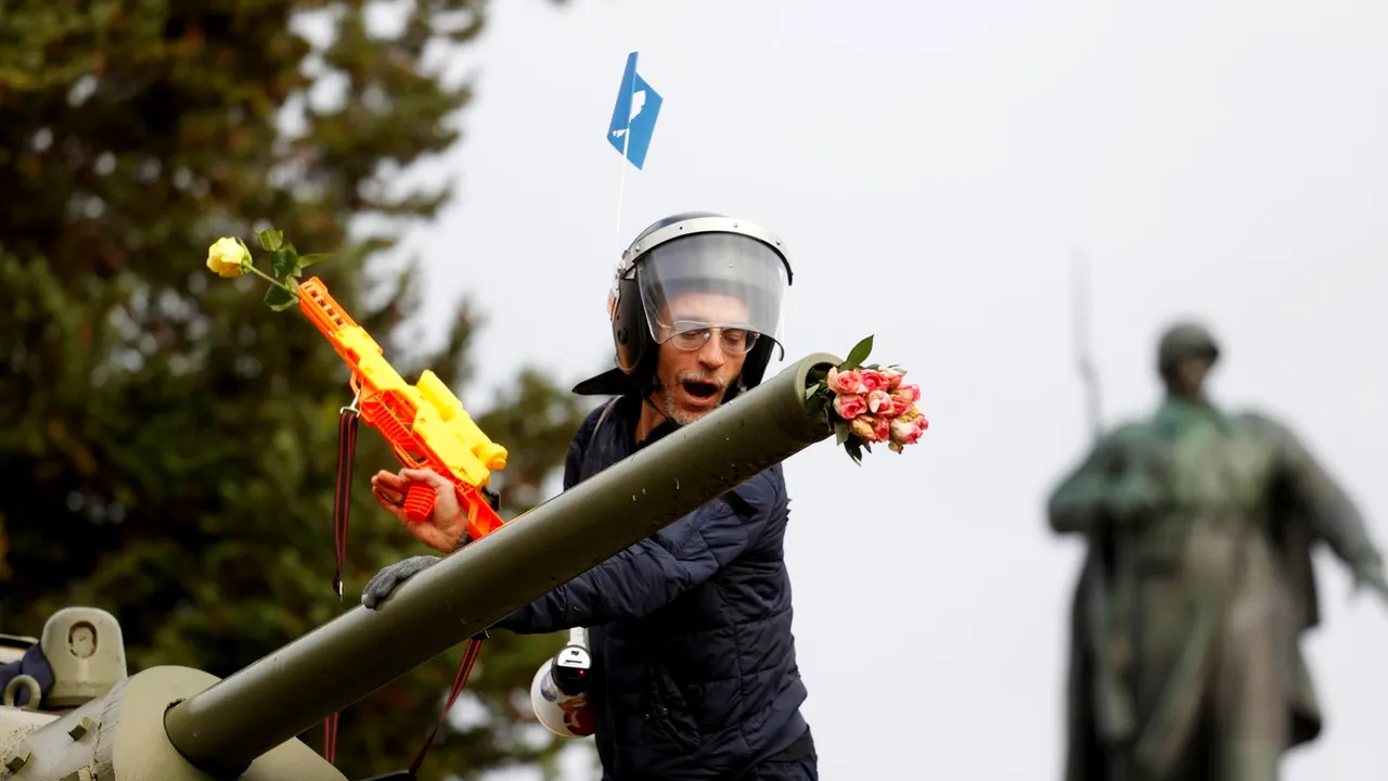 FOTO/VIDEO Violenţe în centrul Berlinului, în cursul unui protest faţă de restricţiile antiepidemice. Aproximativ 200 de oameni au fost reţinuţi