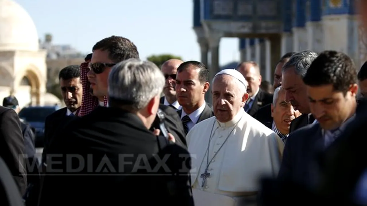 Papa le cere musulmanilor şi evreilor să colaboreze pentru pace. El s-a recules la Zidul Plângerii din Ierusalim - FOTO
