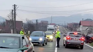 O localitate din Vâlcea a rămas fără curent după ce un şofer cu permisul suspendat a izbit cu maşina un stâlp