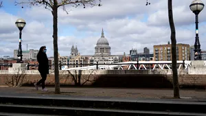 Pandemia în cifre: un an de lockdown-uri a costat economia britanică peste 250 de miliarde de lire