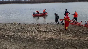 Tragedie pe Dunăre: O barcă în care erau patru bărbaţi s-a răsturnat. Doi dintre ei, căutaţi de pompieri - FOTO