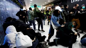 Noi ciocniri violente într-un mall din Hong Kong: Protestatarii blochează transferul produselor dinspre China continentală. FOTO şi VIDEO